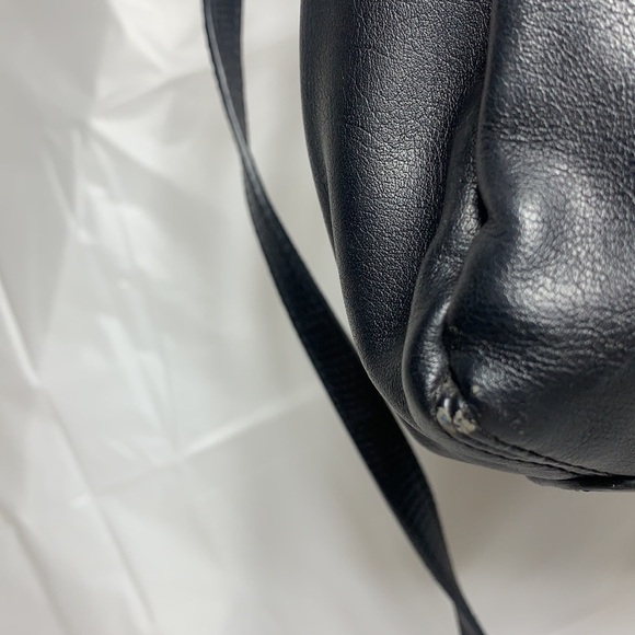 SIMPLY Vera Vera Wang Black Faux Leather Crossbody w Zipper Closure - Picture 5 of 11